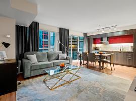 Classy 1-Bedroom & Den Condo in Heart of Downtown、トロントのホテル