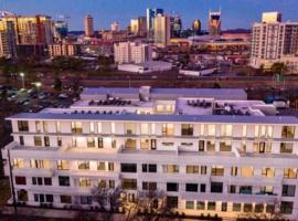 Amazing Downtown Condo w Pool and Free Parking, hotel in Nashville