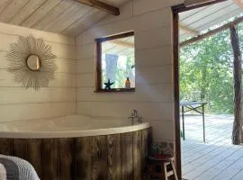 Cosy tinny house avec beignoire in the forest et toilette seche