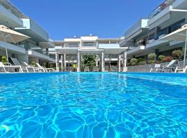 LAZURE Apartment Nikiti，尼基季的附設泳池的飯店