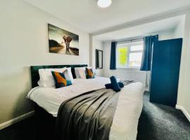 Spacious 6 Bedroom House Basildon with Free Parking for Contractors and Business - Free Parking l sleeps 12, готель у місті Базілдон