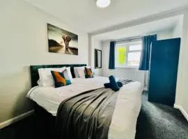 Spacious 6 Bedroom House with Free Parking for Contractors and Business