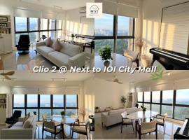NEW Designer Condo - Panoramic Forest View - Steps To IOI City Mall - Your Best Urban Retreat, apartmán v rezidenci v destinaci Putrajaya