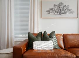 Oak and Agave House - Downtown New Braunfels Retreat, hotel in New Braunfels