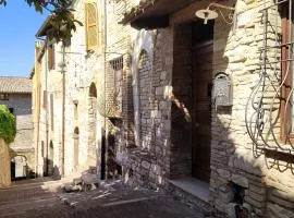 LA SUITE DI SANTA CHIARA, 340 mt da San Carlo Acutis, NUOVO con la "solita" QUALITÀ di MyAssisiSuite, 125 mq, Piano Terra, 2 Ingressi 2 Camere 2 Bagni, Idromassaggio, Perfetto - La nostra FORZA è l'ASSISTENZA Live 24-7 - MÓWIMY PO POLSKU