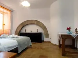 340 mt da San Carlo Acutis, LA SUITE DI SANTA CHIARA, 6 ospiti, Idromassaggio e Doccia, Piano Terra 2 ingressi 2 camere 2 bagni, Spazioso, Perfetto - La nostra Forza è Presenza Live 24-24, MyAssisiSuite, più di un semplice Appartamento - MÓWIMY PO POLSKU