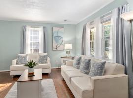 Spacious 4BR House Sleeps 9 Outdoor Lounge with Fire Pit plus Games, βίλα σε Ράλεϊ