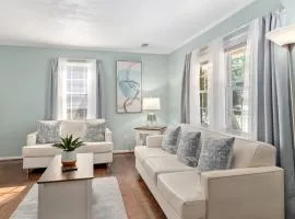 Spacious 4BR House Sleeps 9 Outdoor Lounge with Fire Pit plus Games