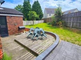 Spacious Vibrant 4BR Home w Patio, BBQ Grill close to WV1, JLR, M54 M6, khách sạn ở Bilston