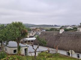 Dairy Cottage Courtyard accommodation, hotel v destinaci Bunmahon