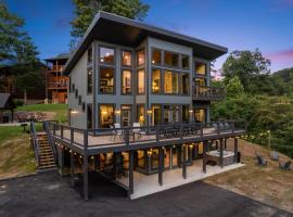 Sunscape Villa – Luxury Gatlinburg Cabin with Hot Tub, Game Room & Breathtaking City Views, hotel i Gatlinburg