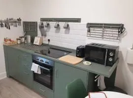 Modern Two-Bedroom Apartment Near River with Free Parking & WiFi