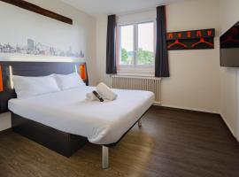 easyHotel Zürich City West, hótel í Zürich
