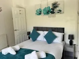 Modern 3-Bed Family Home Sleeps 6 Fast- Wi-Fi Free-Parking- Private Patio