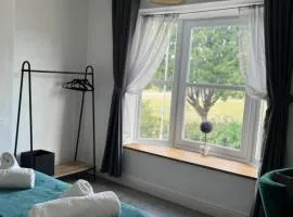 Modern 3-Bed Family Home Sleeps 6 Fast- Wi-Fi Free-Parking- Private Patio