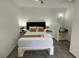 Lavish Studio Wpatio #1 Isla Mujeres Downtown