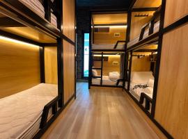 Luxury Hostel Bedspace in Downtown Near Emirates Towers Metro, hotel in Dubai