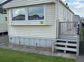 2 Bedroom Caravan 6 Birth The Wolds Ingoldmells Skegness - No pets free WiFi, hotel in Ingoldmells