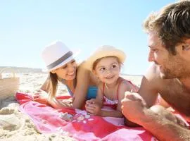 Superb Caravan At Steeple Bay Holiday Park In Essex, Sleeps 6 Ref 36081D
