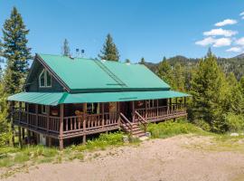 Dog Friendly Mountain Cabin with Hot Tub, hotel a Philipsburg