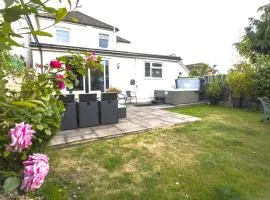 Dolphin Retreat close to Beaches and Harbour