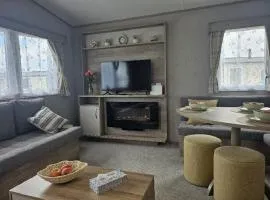 Stunning 6 Berth Caravan Near To The Beach At Pakefield Ref 68115Cr