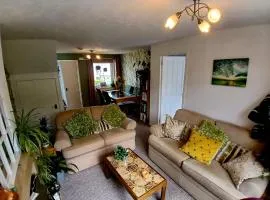 Botanical Hideaway-ROOM IN SHARED HOME WITH ONE FEMALE AND A CAT