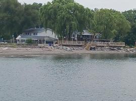 Beachfront Vacation Cottages, hotel di Olcott