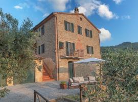 Umbrian Farmhouse Lake and Olive Grove View, Hotel in Panicale