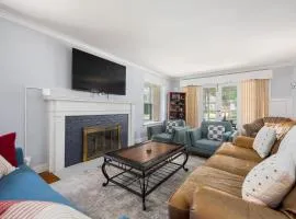 Queen Bed Retreat | Full Kitchen + Laundry Access