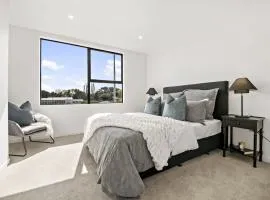 Lakewalk Retreat Luxe 3BR Home Near Lake and Beach