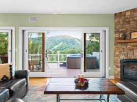 Escape to Mountainview Haven Spacious Retreat with Hot Tub at Mount Snow, chalet de montaña en West Dover