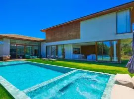 Casa Alto Padrão com Piscina e 5 Quartos, sendo 4 Suítes - Cond Praia Bella, Praia do Forte