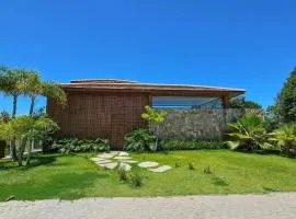 Casa Alto Padrão com Piscina e 5 Quartos, sendo 4 Suítes - Cond Praia Bella, Praia do Forte