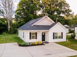 Family-Friendly 3BR w Hot Tub Games, hotel in Charlotte