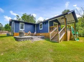 Lake Hamilton Retreat with Kayaks and Spacious Yard!