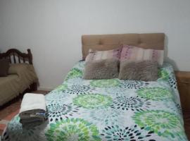 Deptos sandra, hotel em General Acha