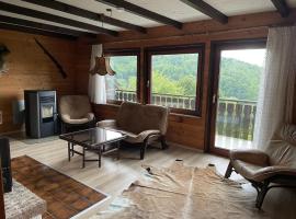 Urlaubsstube1982 - wildromantisch mit Kamin und rustikalem Charme, hotel in Schöfweg