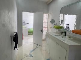 Casa sola con alberca y vista al lago, hotel v mestu Cedro