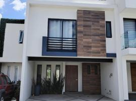 CASA MODERNA y SEMINUEVA EN RESIDENCIAL PRIVADO y TRANQUILO, villa en Puebla