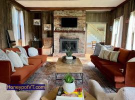Honeypot Farmhouse - Lux Family Retreat at Okemo - Bromley, hotel di Weston