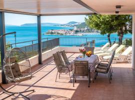 Apartments Sinovcic with terrace & sea view, 4 min walk to the beach, hotel in Podstrana