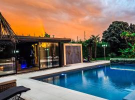 CasaKadd001Luxury Heated Pool Garden PatioBarbeque、Civéのホテル