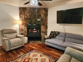 Valley Condo 117 - Creekside - WiFi - Hot Tub - Fireplace - Washer - Dryer - Playground