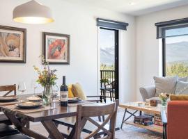 Revytalise - Cozy 3 Bedroom Condo, hotel v destinaci Revelstoke