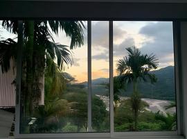 Cabaña Panorama Vista al cañón del Rio Guatiquia, hotelli kohteessa Villavicencio