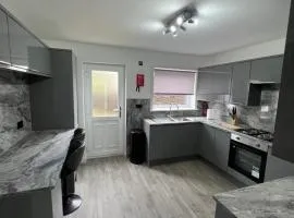 Newly refurbed 3 bed home 15mins to Edin city