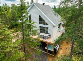 L'intemporel - Retro Chalet with Private Lake and Hot Tub, hotel a Valcartier Station
