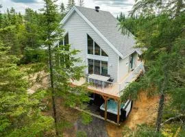 L'intemporel - Retro Chalet with Private Lake and Hot Tub