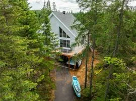 L'intemporel - Retro Chalet with Private Lake and Hot Tub